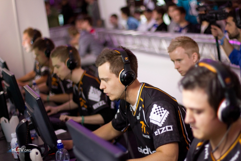 Natus Vincere обыгрывают zNation на DreamHack