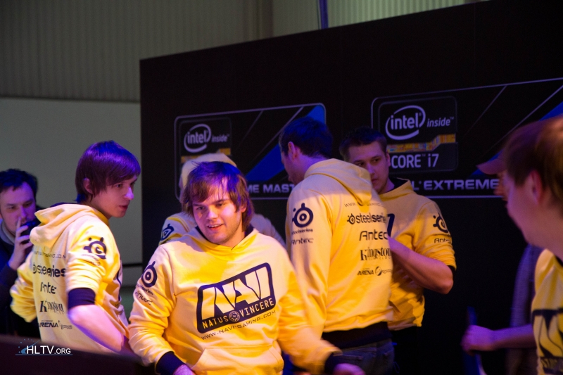 NaVi все же вышли из группы